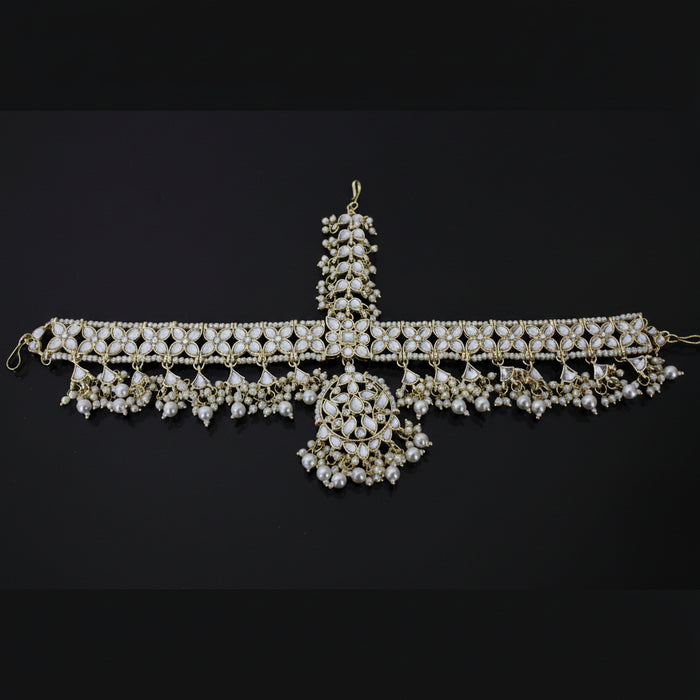 Decorative necklace with pearls on a dark background, branded 'Saheli'.