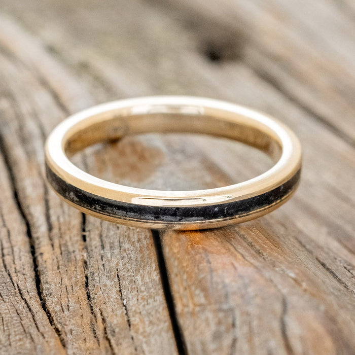 "Eterna" - women's stacking band featuring a jet stone inlay in 14K yellow gold