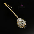 Decorative hairpin with gold and silver details on a dark background, featuring the brand 'SAHELI'.